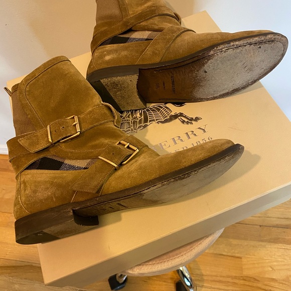 Burberry Brit Worcester Flat Boot in tan suede - Picture 4 of 5